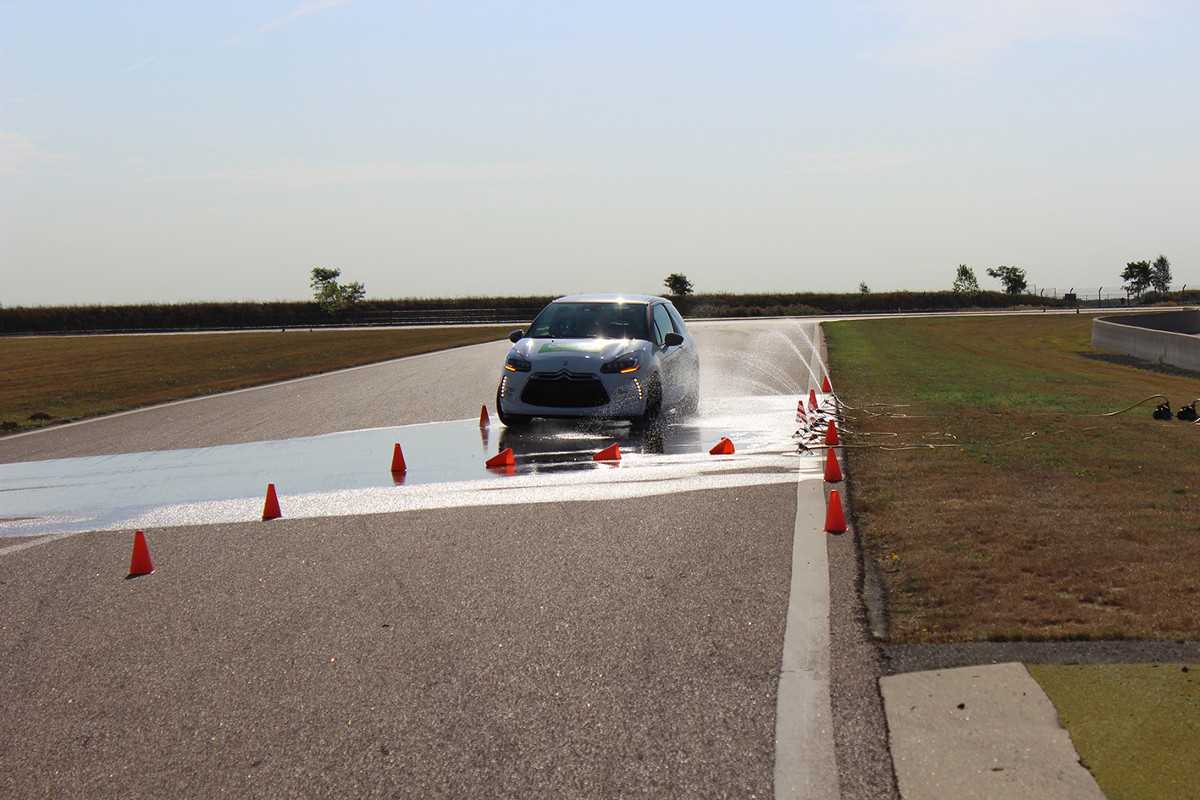 Stage de perfectionnement à la conduite auto - Freinage sur route mouillée | CircuitsLFG